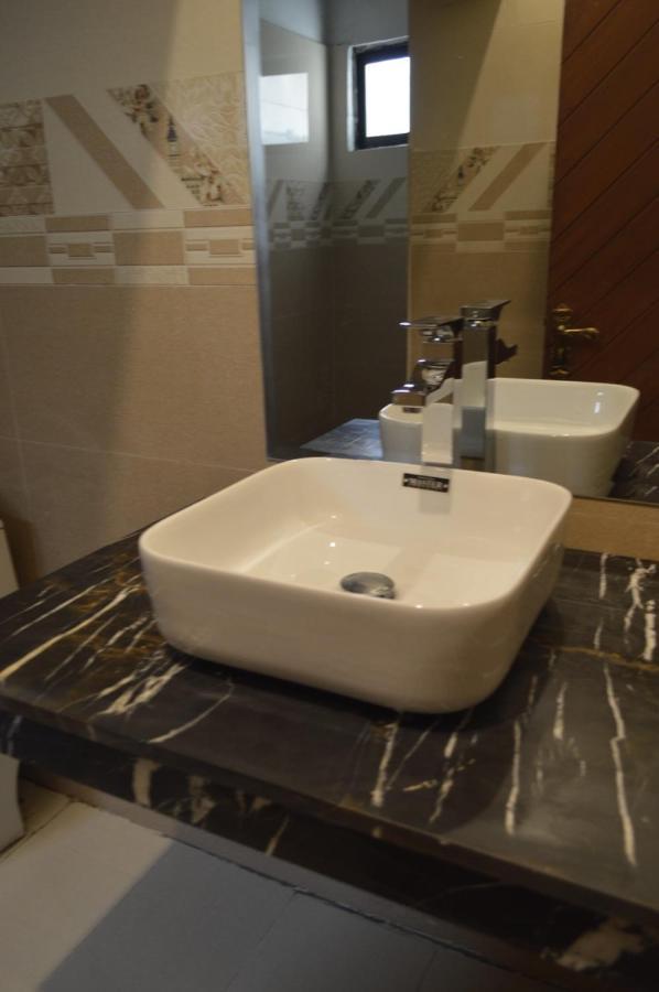 Rose Valet Guest House Islamabad Esterno foto